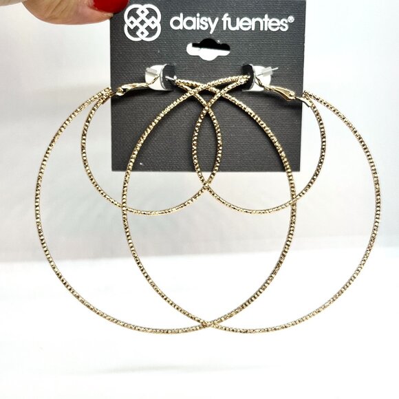 DAISY FUENTES NWT Large Gold Hoop Earrings Textured Lightweight Statement - Picture 2 of 6